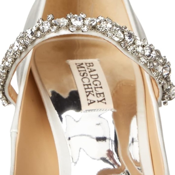 Badgley Mischka Theory Pump in Soft White - Picture 5 of 14